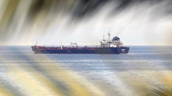 被困霍尔木兹海峡的中国船已通知船员“做好走的准备”